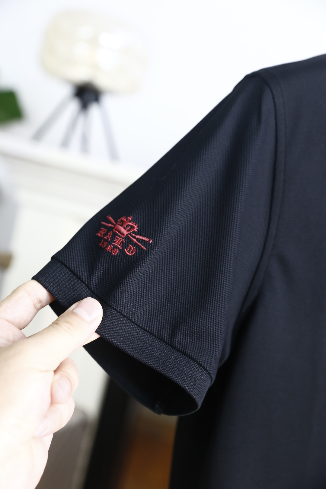 🔥保罗.26夏季新品男士百搭Polo衫采用经典翻领设计，领口挺括有型，搭配两粒同色系纽扣门襟，可自由调节