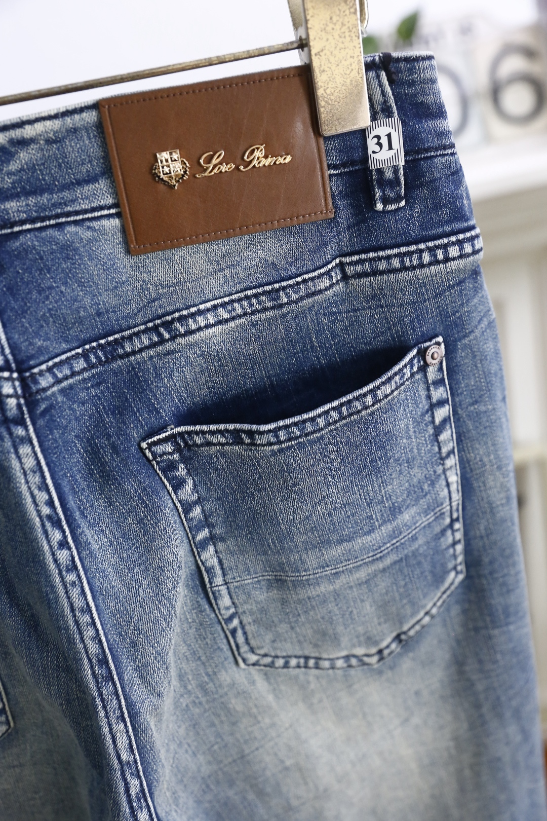 🔥loro Piana.26春夏新品！时尚男士原单品质男士牛仔裤，采用经典直筒微修身版型，搭配品牌皮标细