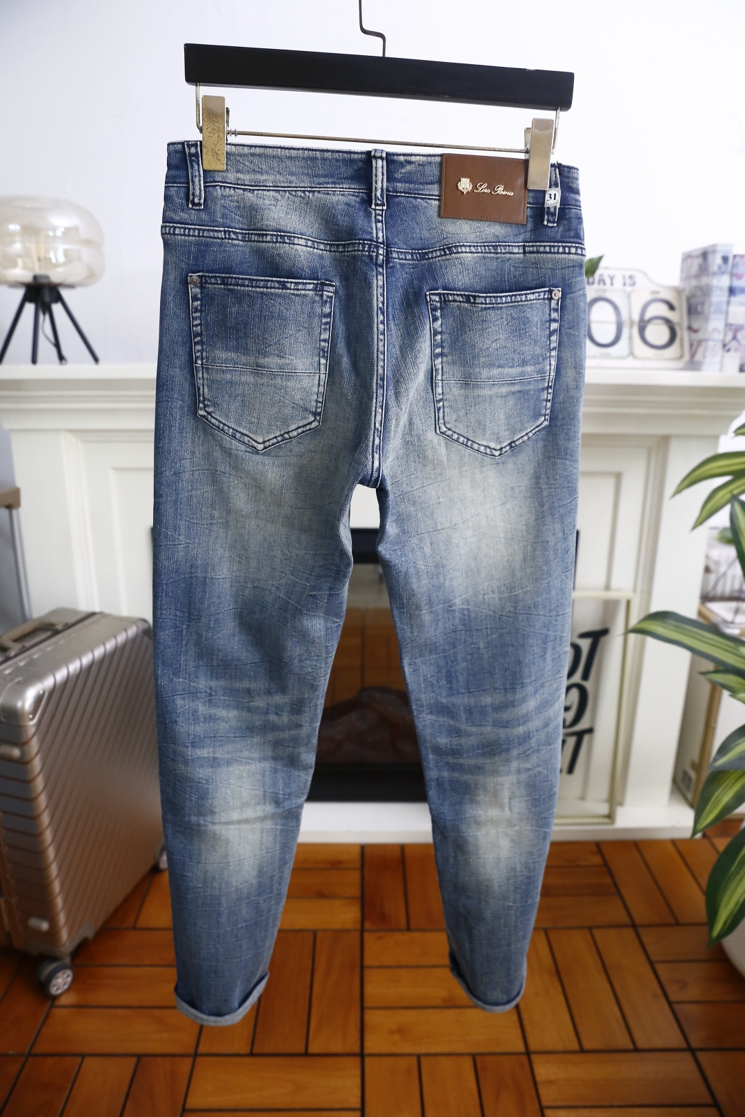 🔥loro Piana.26春夏新品！时尚男士原单品质男士牛仔裤，采用经典直筒微修身版型，搭配品牌皮标细