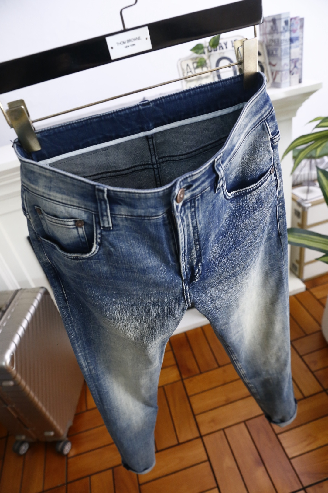 🔥loro Piana.26春夏新品！时尚男士原单品质男士牛仔裤，采用经典直筒微修身版型，搭配品牌皮标细