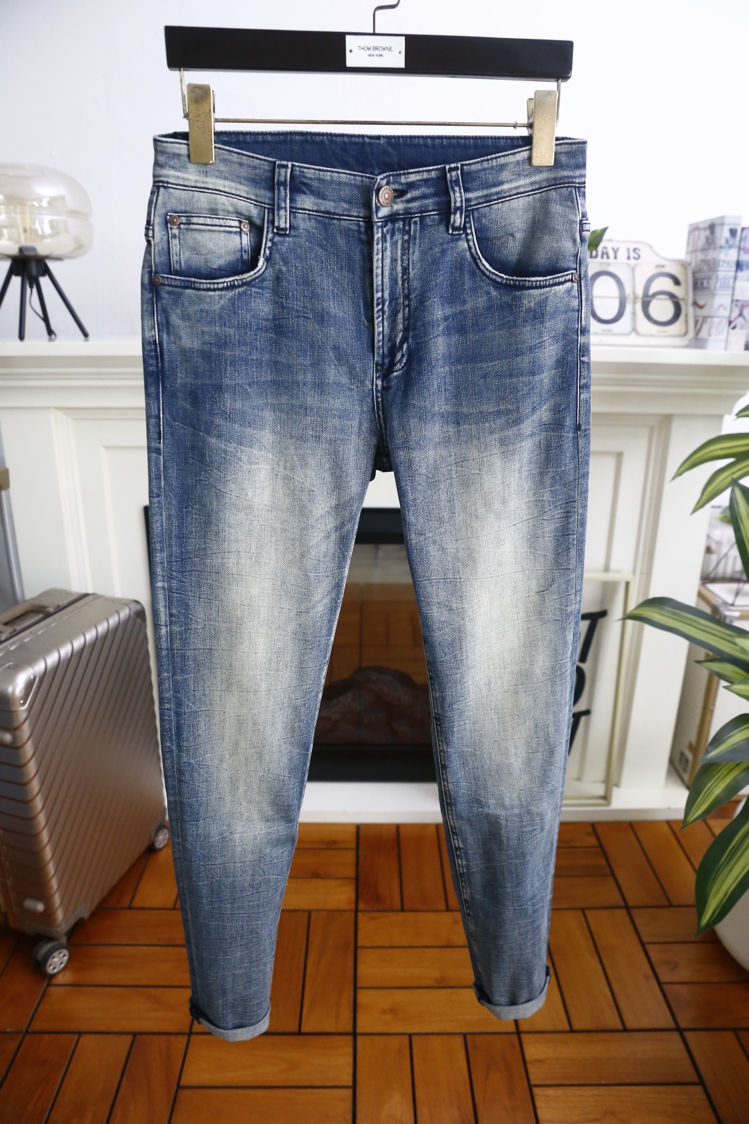 🔥loro Piana.26春夏新品！时尚男士原单品质男士牛仔裤，采用经典直筒微修身版型，搭配品牌皮标细