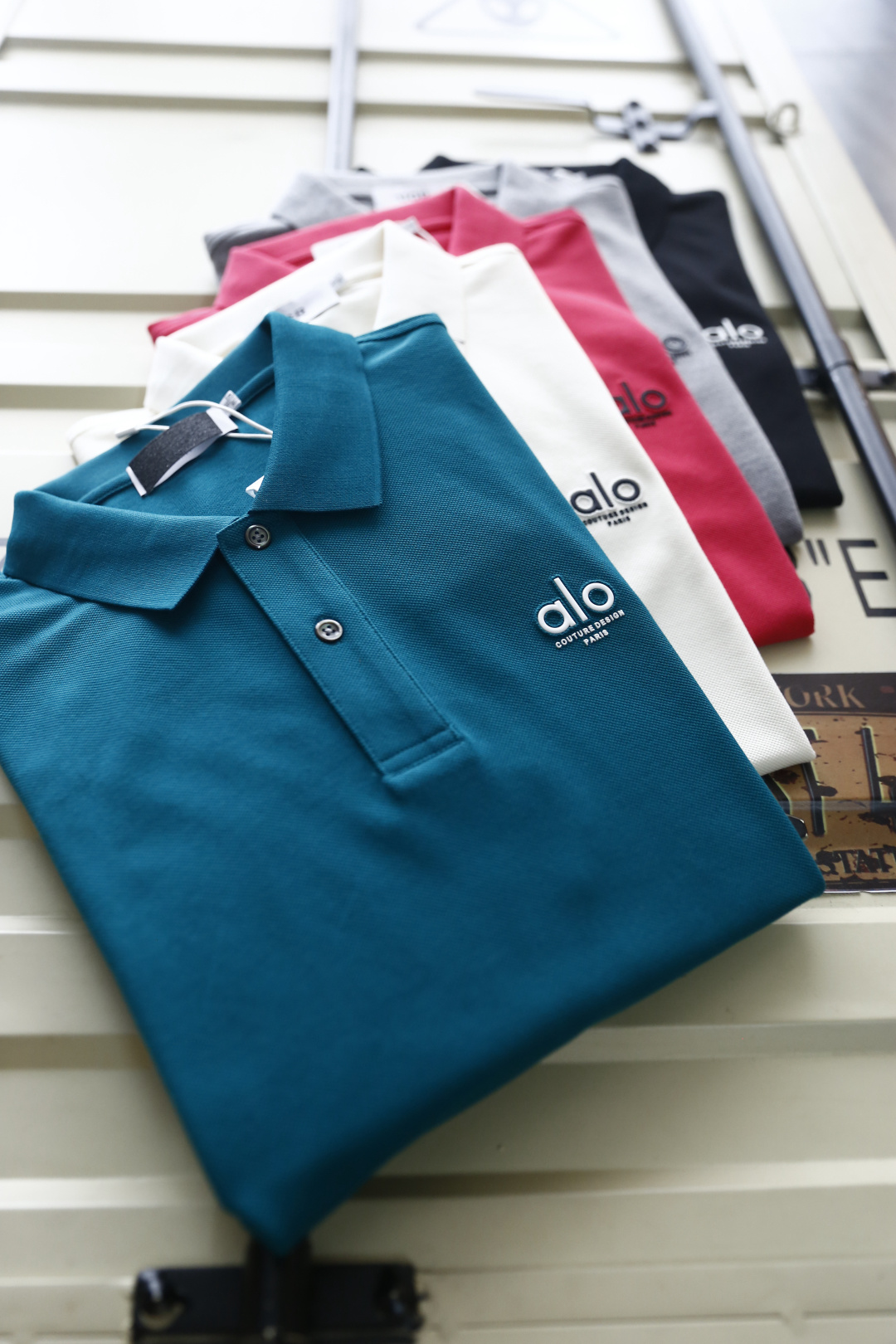 🔥alo.26夏季新品！时尚男士百搭翻领Polo衫版型经典利落，左胸醒目标识品牌字母LOGO增添视觉焦点