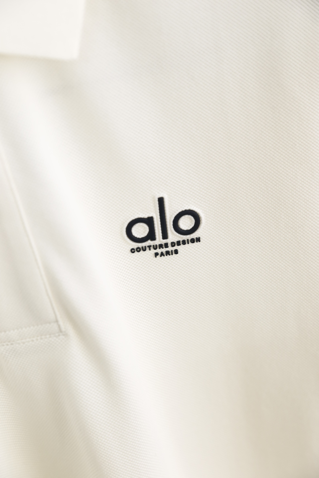 🔥alo.26夏季新品！时尚男士百搭翻领Polo衫版型经典利落，左胸醒目标识品牌字母LOGO增添视觉焦点