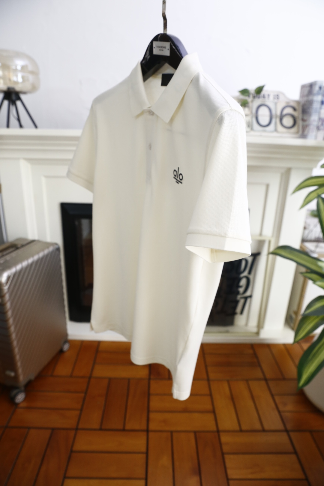 🔥alo.26夏季新品！时尚男士百搭翻领Polo衫版型经典利落，左胸醒目标识品牌字母LOGO增添视觉焦点