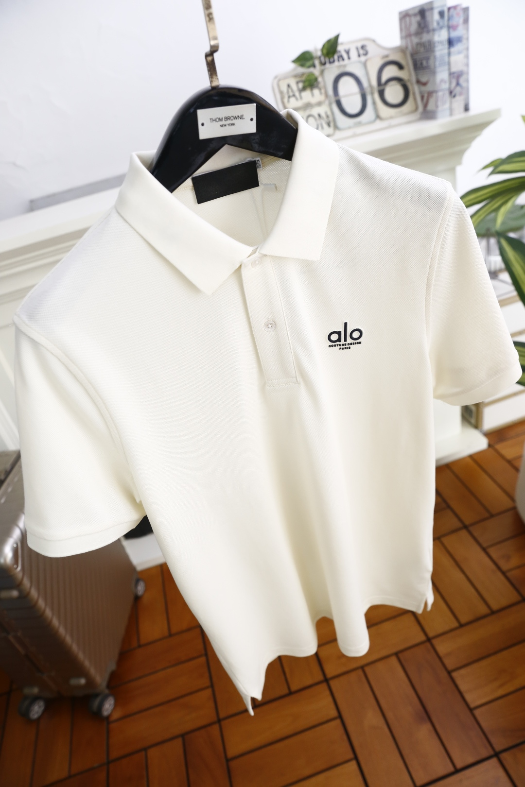🔥alo.26夏季新品！时尚男士百搭翻领Polo衫版型经典利落，左胸醒目标识品牌字母LOGO增添视觉焦点