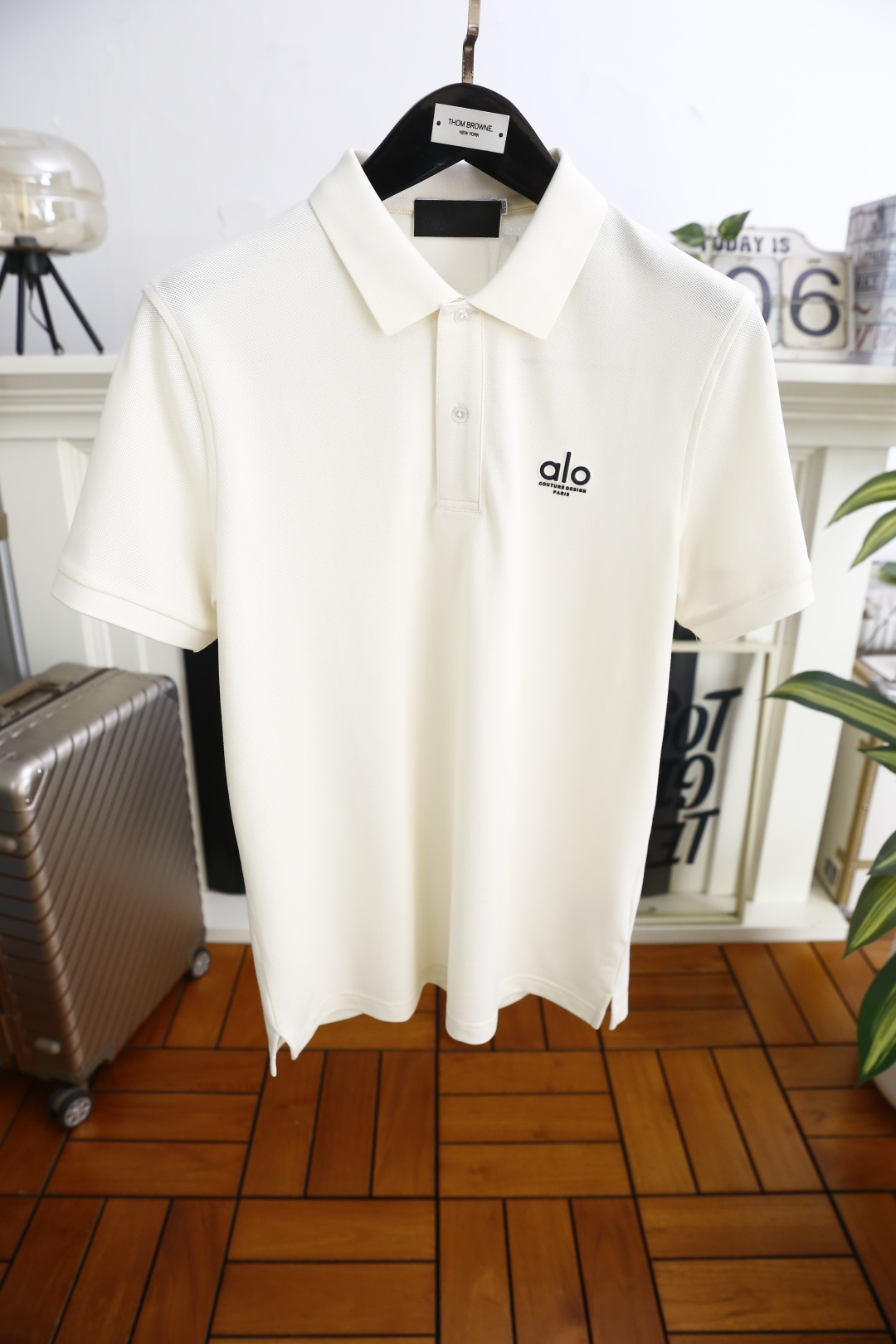 🔥alo.26夏季新品！时尚男士百搭翻领Polo衫版型经典利落，左胸醒目标识品牌字母LOGO增添视觉焦点