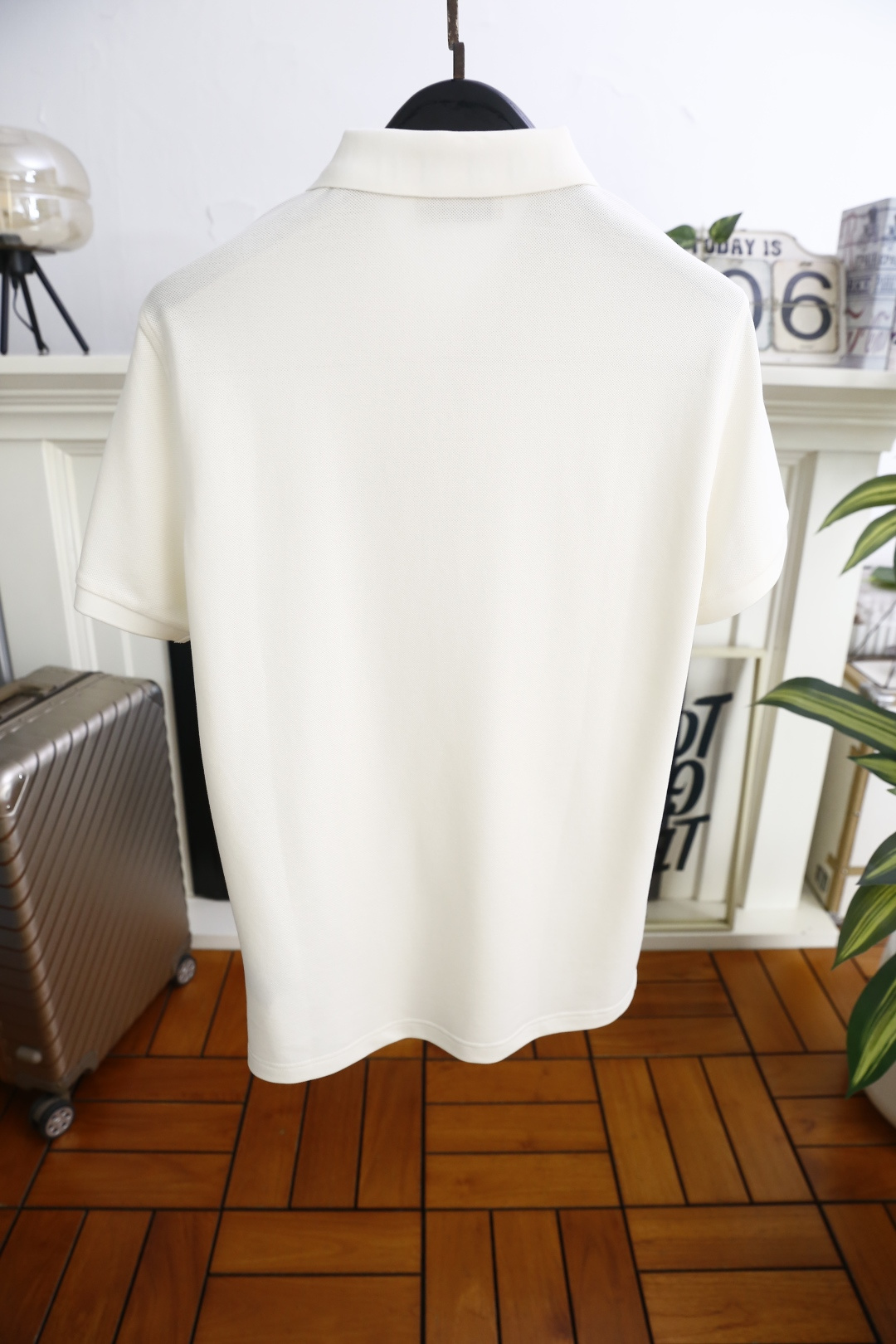 🔥alo.26夏季新品！时尚男士百搭翻领Polo衫版型经典利落，左胸醒目标识品牌字母LOGO增添视觉焦点