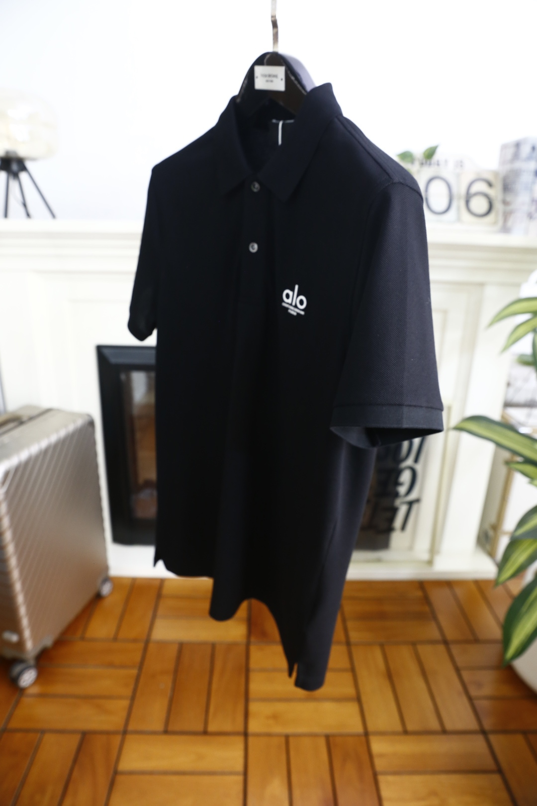 🔥alo.26夏季新品！时尚男士百搭翻领Polo衫版型经典利落，左胸醒目标识品牌字母LOGO增添视觉焦点