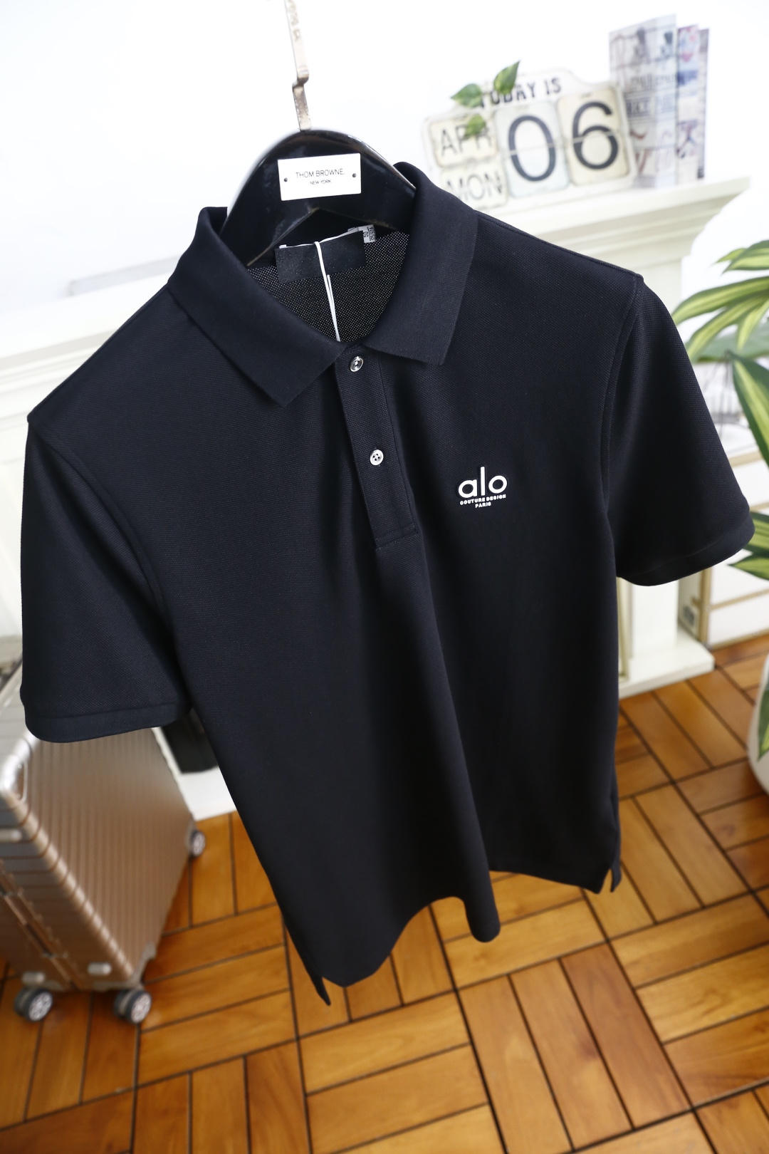 🔥alo.26夏季新品！时尚男士百搭翻领Polo衫版型经典利落，左胸醒目标识品牌字母LOGO增添视觉焦点