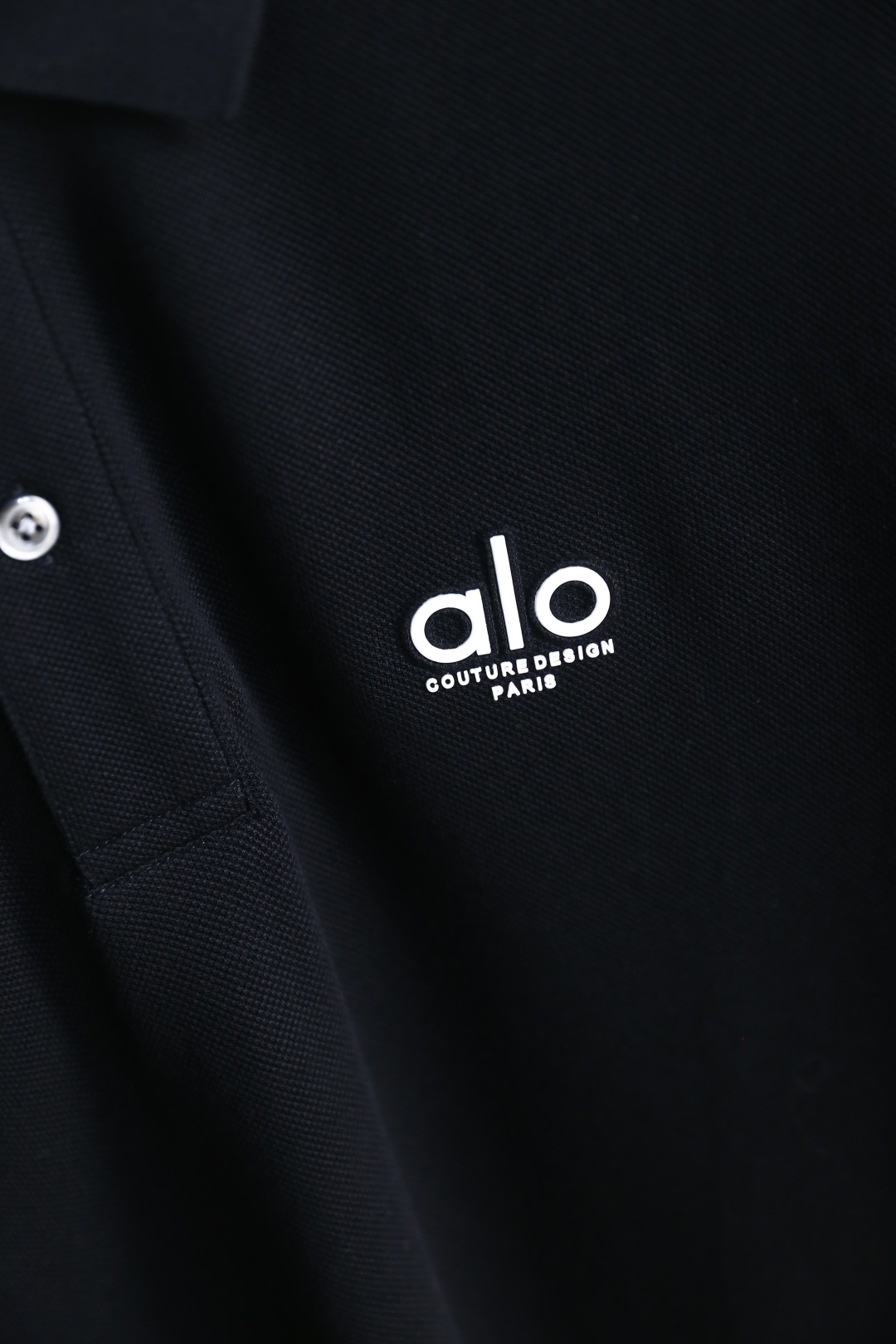 🔥alo.26夏季新品！时尚男士百搭翻领Polo衫版型经典利落，左胸醒目标识品牌字母LOGO增添视觉焦点