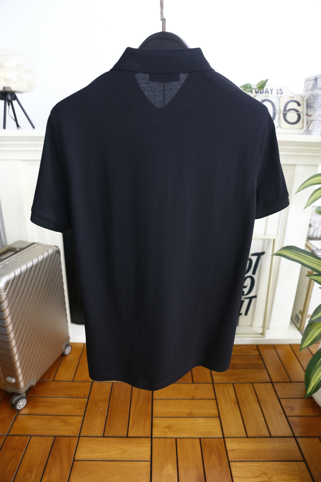 🔥alo.26夏季新品！时尚男士百搭翻领Polo衫版型经典利落，左胸醒目标识品牌字母LOGO增添视觉焦点