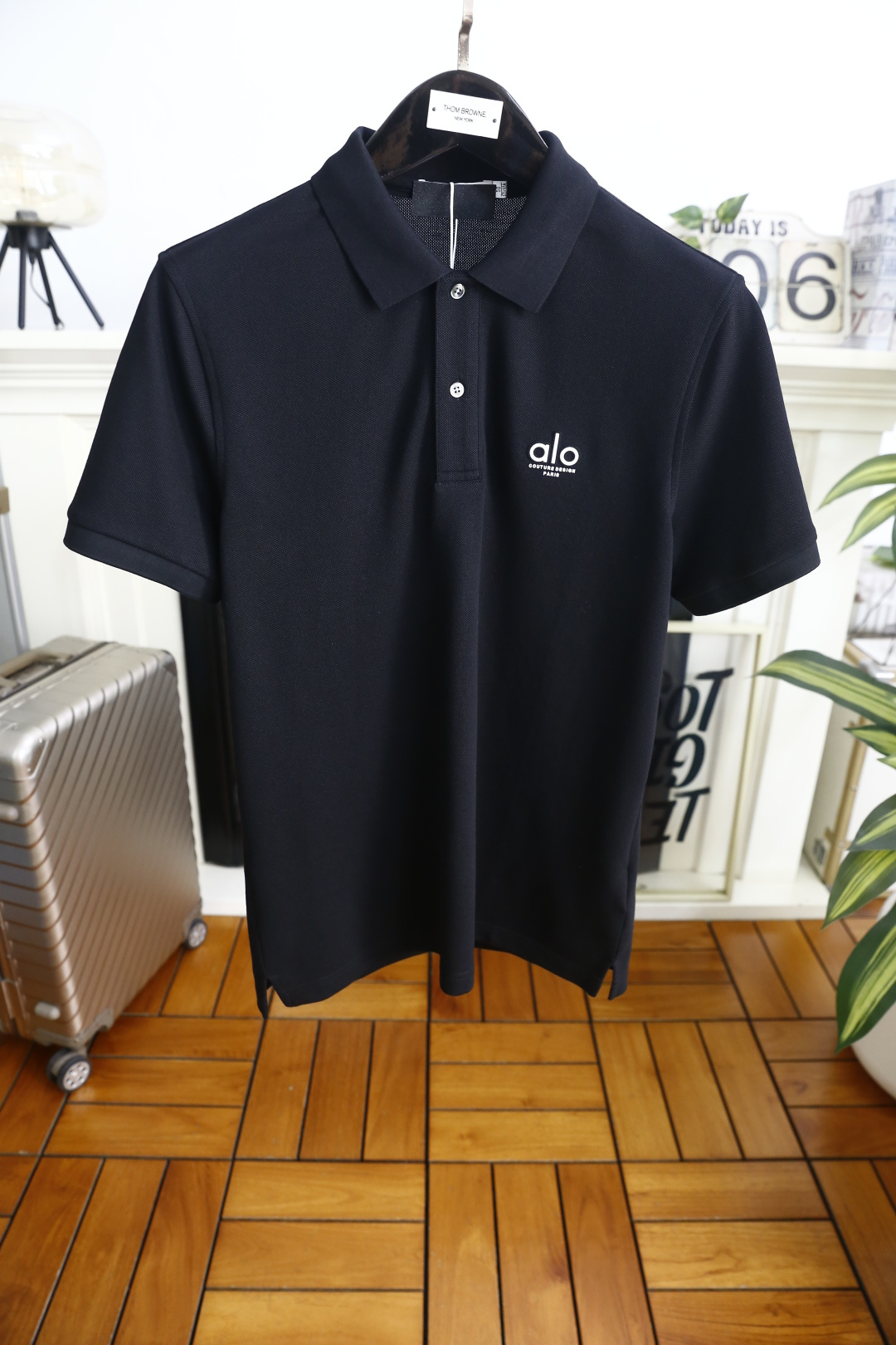 🔥alo.26夏季新品！时尚男士百搭翻领Polo衫版型经典利落，左胸醒目标识品牌字母LOGO增添视觉焦点