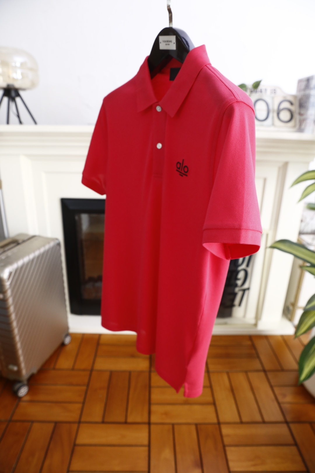 🔥alo.26夏季新品！时尚男士百搭翻领Polo衫版型经典利落，左胸醒目标识品牌字母LOGO增添视觉焦点