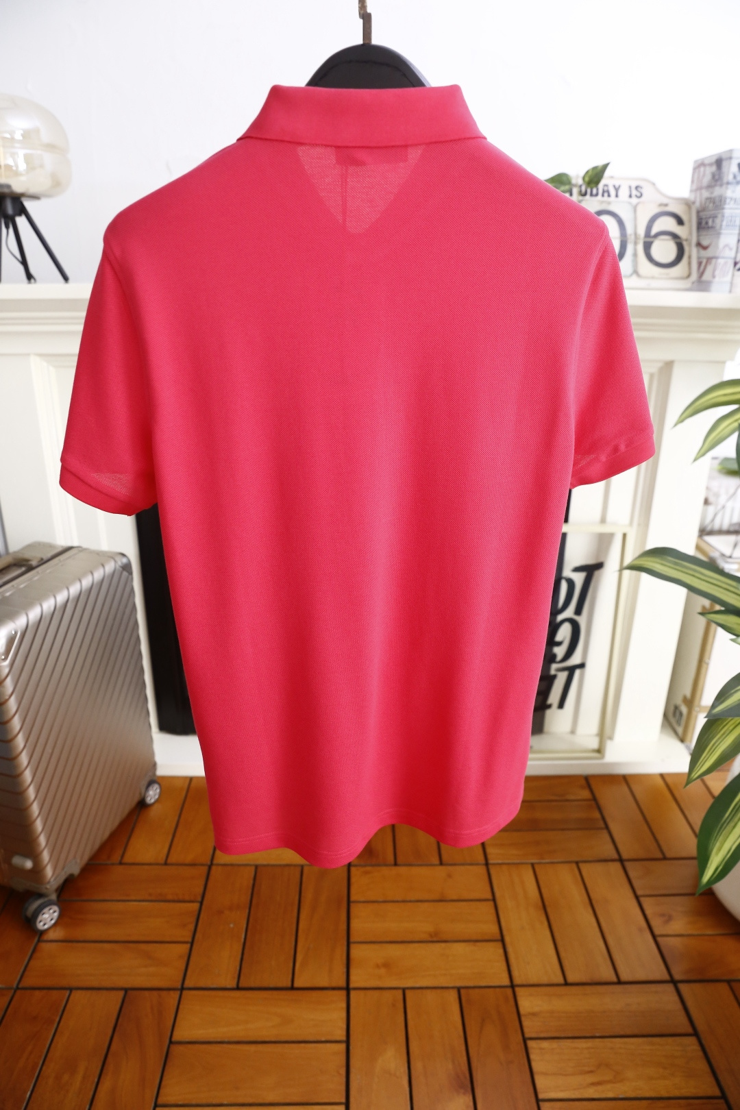 🔥alo.26夏季新品！时尚男士百搭翻领Polo衫版型经典利落，左胸醒目标识品牌字母LOGO增添视觉焦点