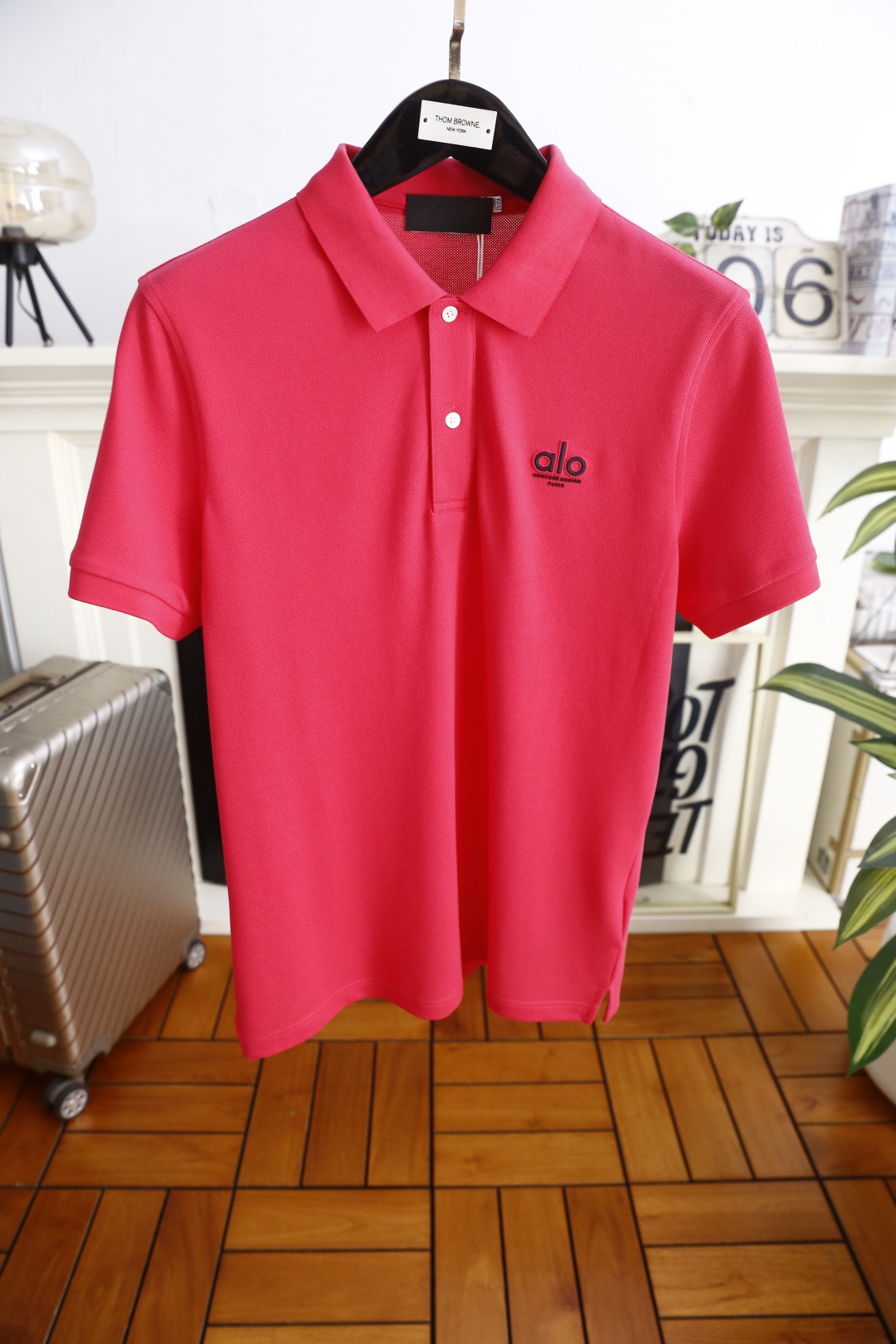 🔥alo.26夏季新品！时尚男士百搭翻领Polo衫版型经典利落，左胸醒目标识品牌字母LOGO增添视觉焦点