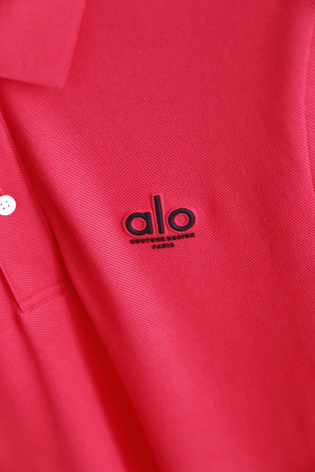 🔥alo.26夏季新品！时尚男士百搭翻领Polo衫版型经典利落，左胸醒目标识品牌字母LOGO增添视觉焦点
