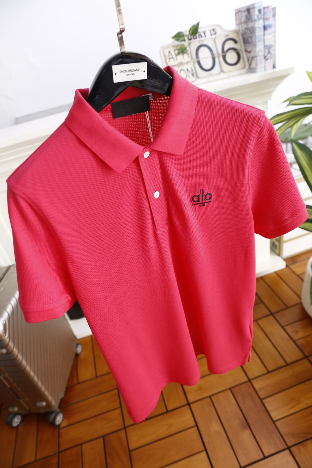 🔥alo.26夏季新品！时尚男士百搭翻领Polo衫版型经典利落，左胸醒目标识品牌字母LOGO增添视觉焦点