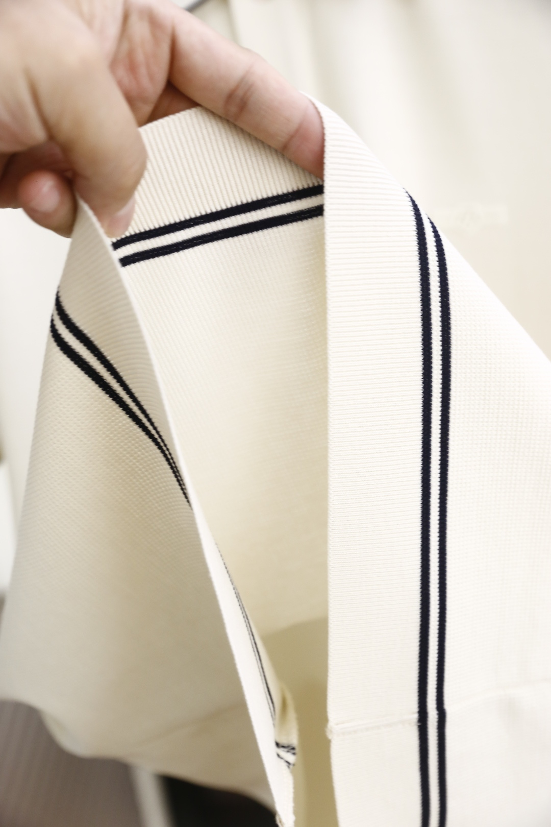 🔥杰尼亚.2026夏季新款🆕时尚男士经典翻领Polo衫！采用舒适透气液氨珠地棉面料👍撞色线条勾勒出利落轮