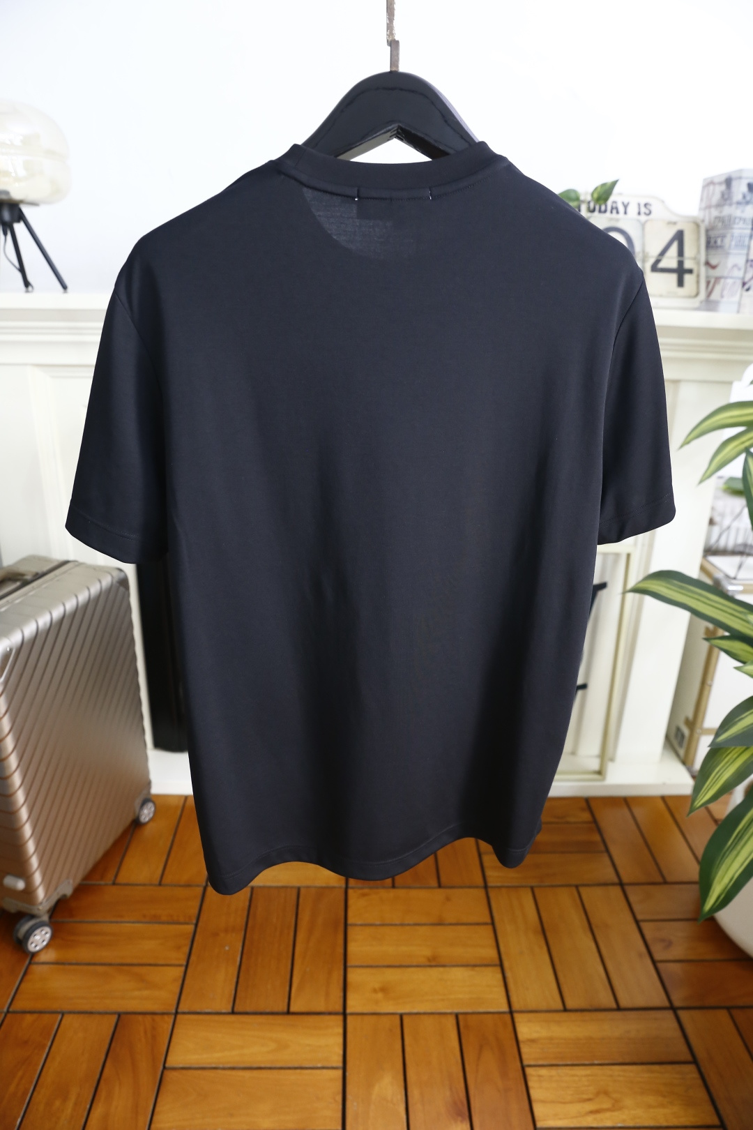 🔥蒙口.26夏季新品！时尚男士百搭圆领T恤采用经典基础版型，左胸饰有品牌标识👍低调彰显质感。利落剪裁适配