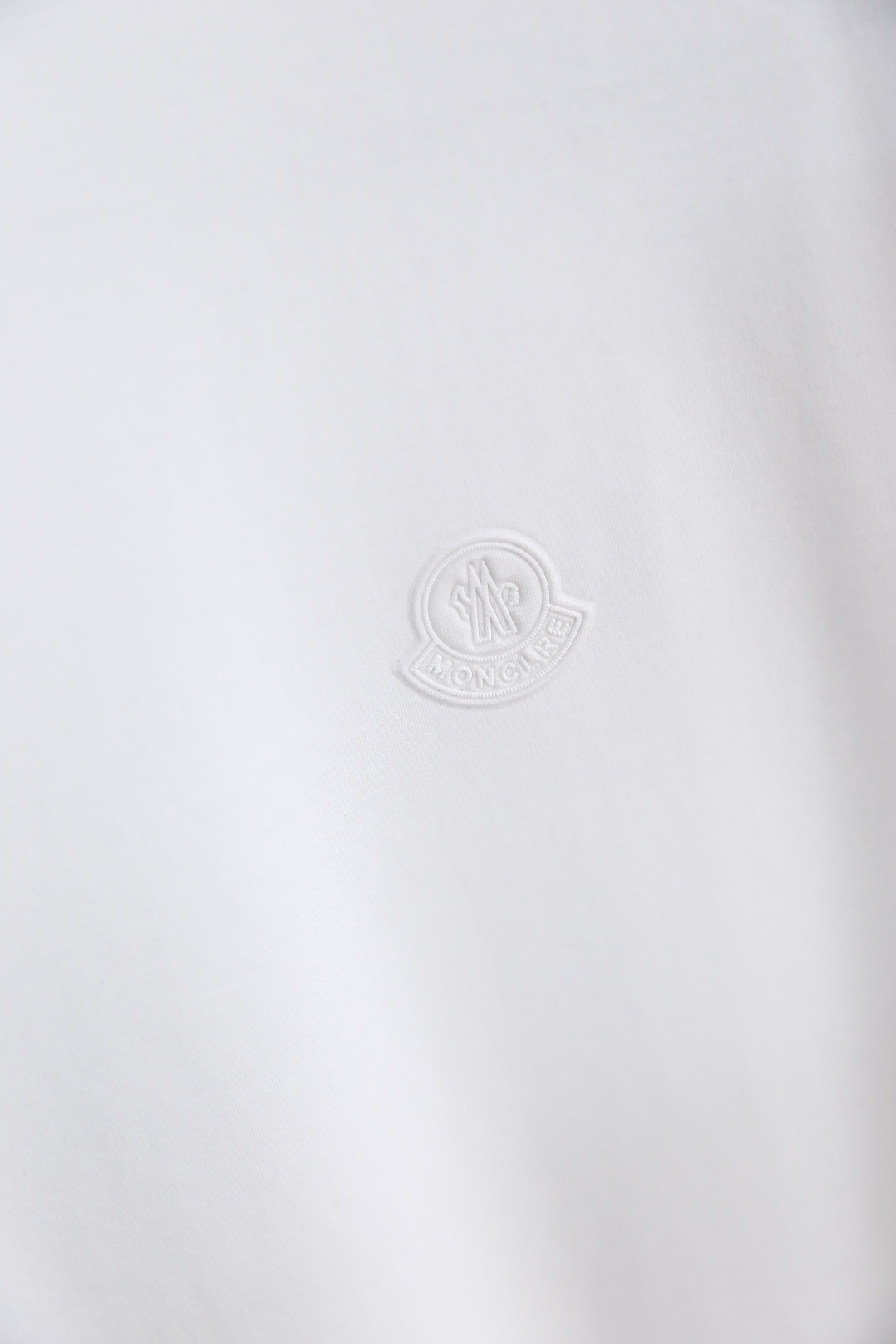 🔥蒙口.26夏季新品！时尚男士百搭圆领T恤采用经典基础版型，左胸饰有品牌标识👍低调彰显质感。利落剪裁适配