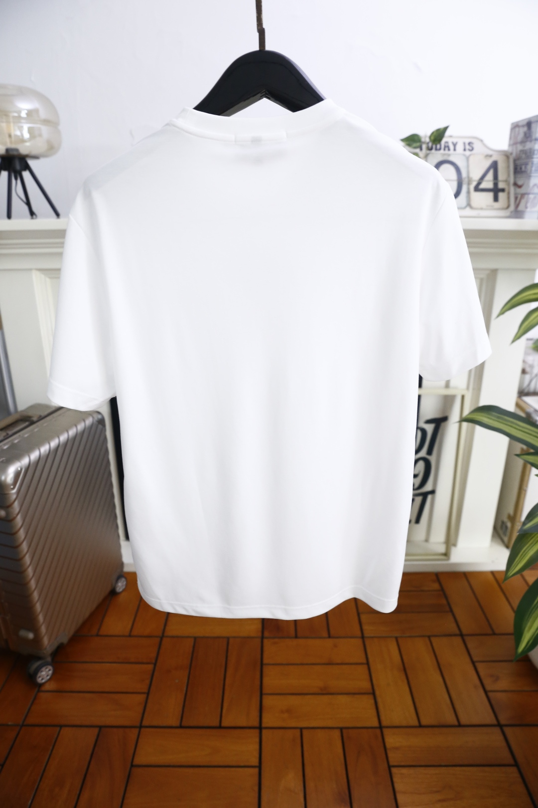 🔥蒙口.26夏季新品！时尚男士百搭圆领T恤采用经典基础版型，左胸饰有品牌标识👍低调彰显质感。利落剪裁适配