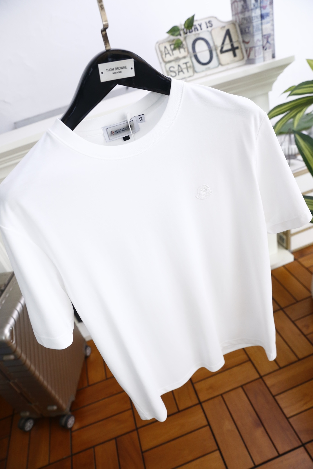 🔥蒙口.26夏季新品！时尚男士百搭圆领T恤采用经典基础版型，左胸饰有品牌标识👍低调彰显质感。利落剪裁适配