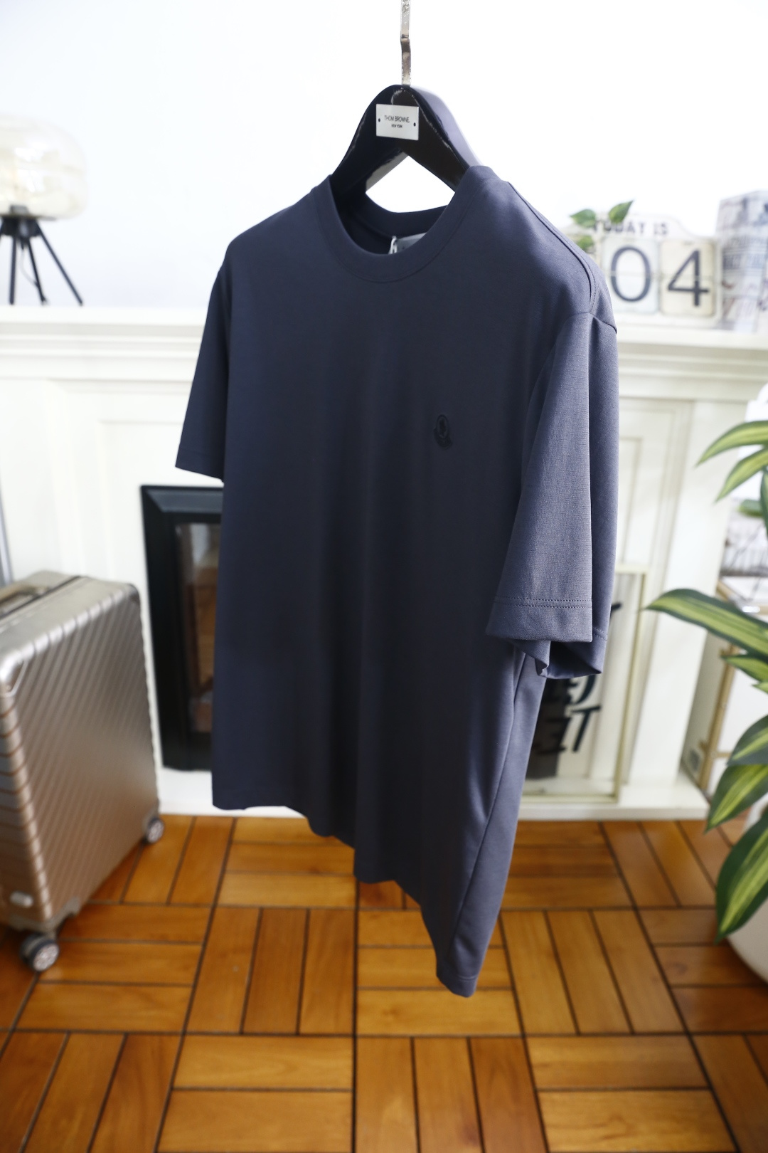 🔥蒙口.26夏季新品！时尚男士百搭圆领T恤采用经典基础版型，左胸饰有品牌标识👍低调彰显质感。利落剪裁适配