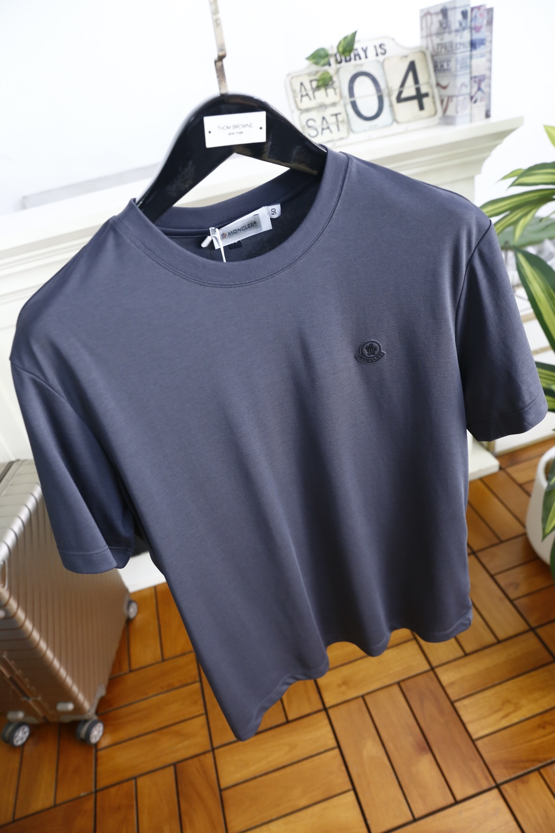 🔥蒙口.26夏季新品！时尚男士百搭圆领T恤采用经典基础版型，左胸饰有品牌标识👍低调彰显质感。利落剪裁适配