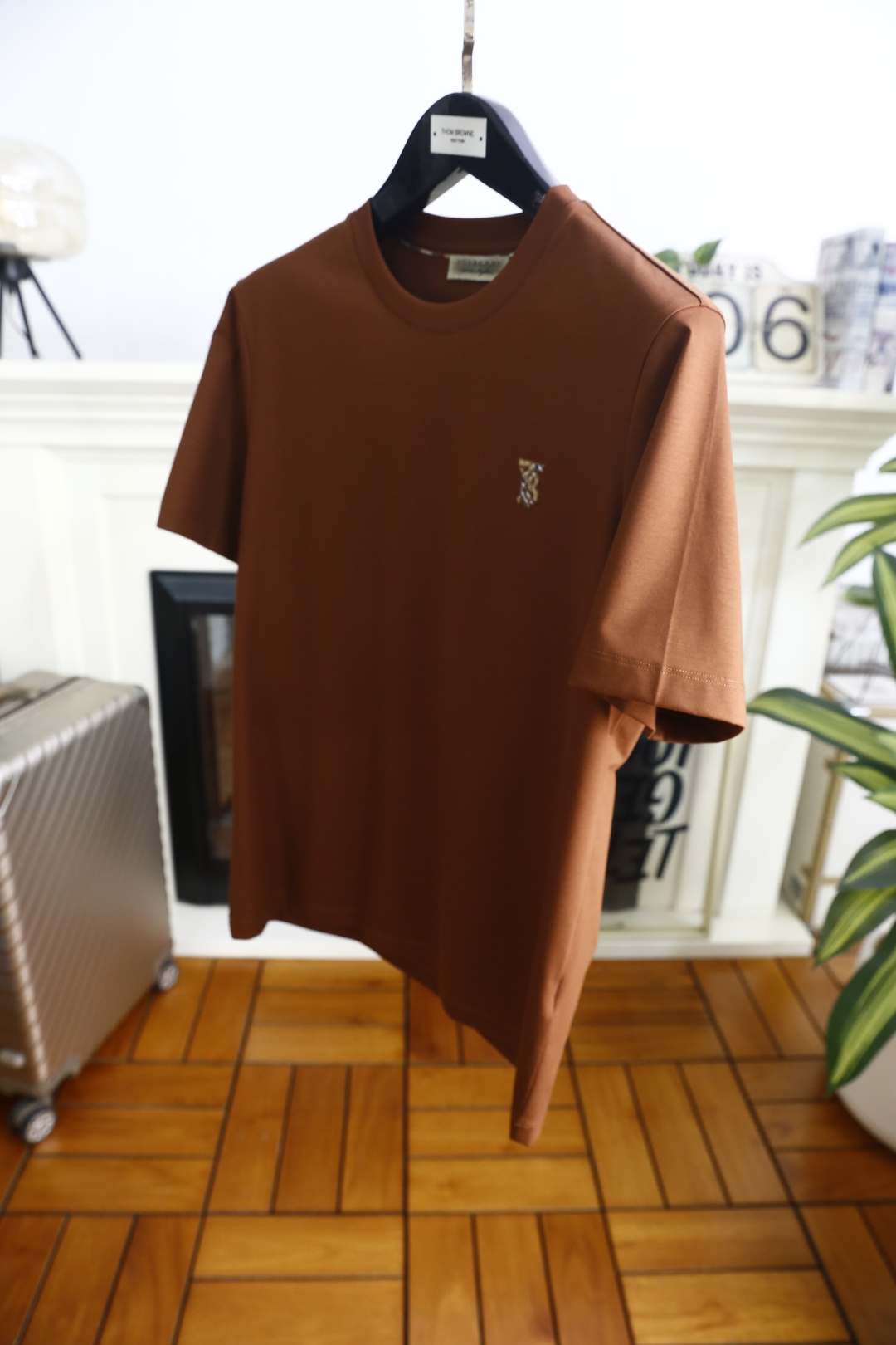 🔥巴宝丽.26夏季新品！时尚男士百搭圆领短袖T恤采用经典基础版型设计，左胸点缀品牌标识👍低调彰显格调。利