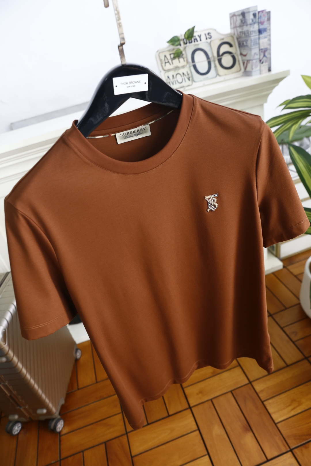 🔥巴宝丽.26夏季新品！时尚男士百搭圆领短袖T恤采用经典基础版型设计，左胸点缀品牌标识👍低调彰显格调。利