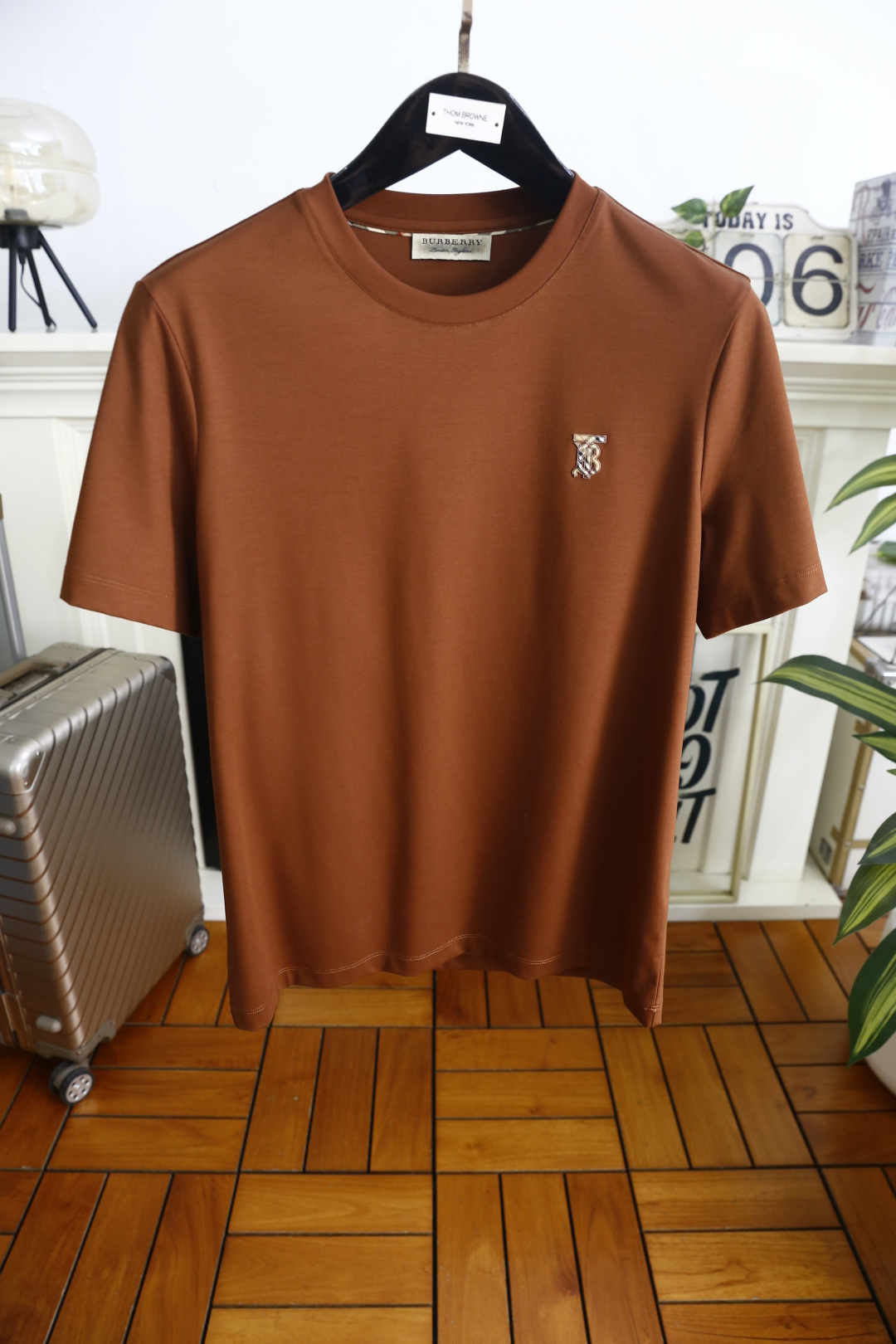 🔥巴宝丽.26夏季新品！时尚男士百搭圆领短袖T恤采用经典基础版型设计，左胸点缀品牌标识👍低调彰显格调。利