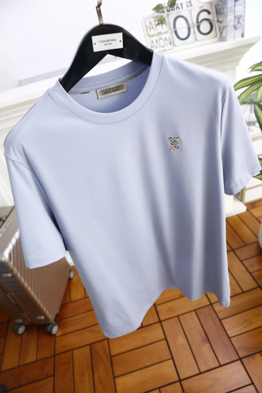 🔥巴宝丽.26夏季新品！时尚男士百搭圆领短袖T恤采用经典基础版型设计，左胸点缀品牌标识👍低调彰显格调。利