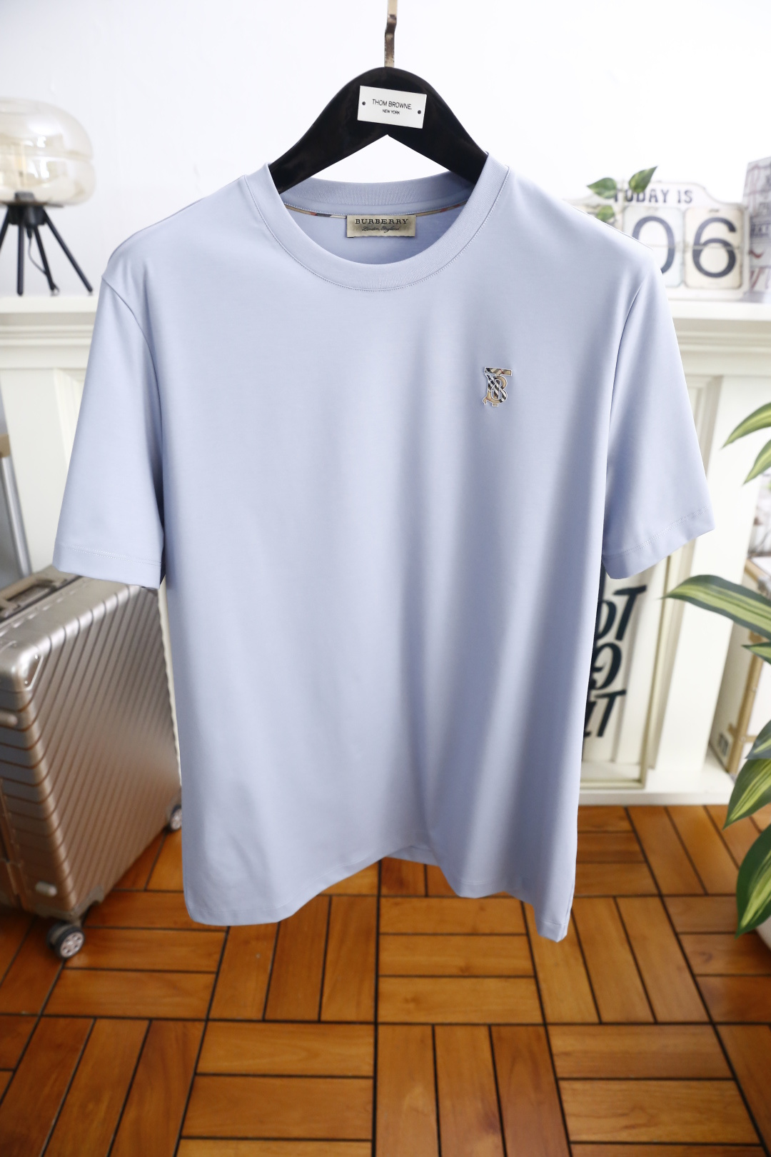 🔥巴宝丽.26夏季新品！时尚男士百搭圆领短袖T恤采用经典基础版型设计，左胸点缀品牌标识👍低调彰显格调。利