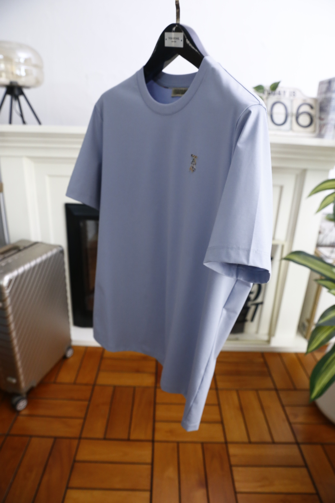 🔥巴宝丽.26夏季新品！时尚男士百搭圆领短袖T恤采用经典基础版型设计，左胸点缀品牌标识👍低调彰显格调。利