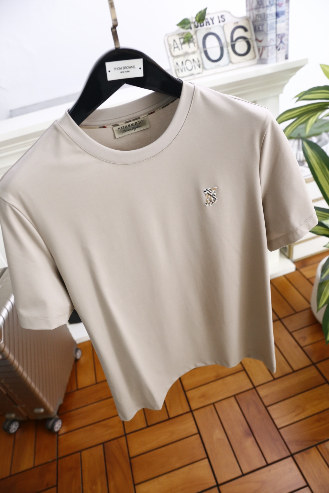 🔥巴宝丽.26夏季新品！时尚男士百搭圆领短袖T恤采用经典基础版型设计，左胸点缀品牌标识👍低调彰显格调。利