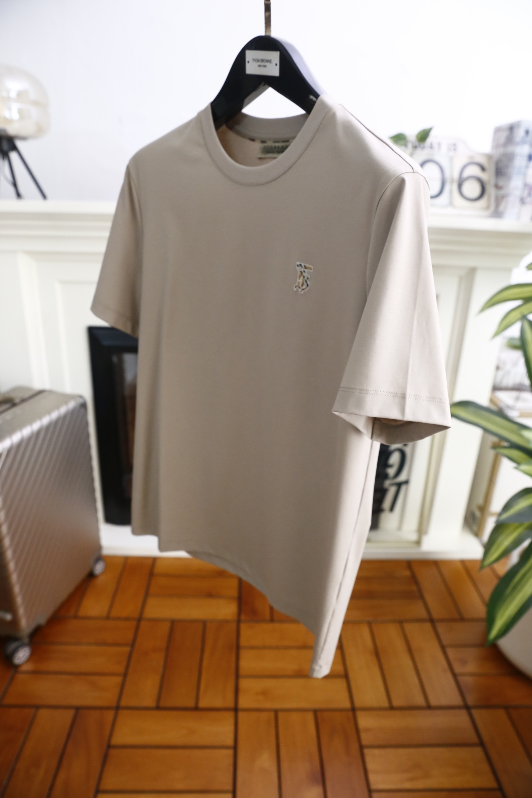 🔥巴宝丽.26夏季新品！时尚男士百搭圆领短袖T恤采用经典基础版型设计，左胸点缀品牌标识👍低调彰显格调。利