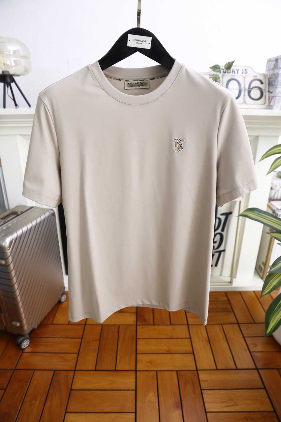 🔥巴宝丽.26夏季新品！时尚男士百搭圆领短袖T恤采用经典基础版型设计，左胸点缀品牌标识👍低调彰显格调。利