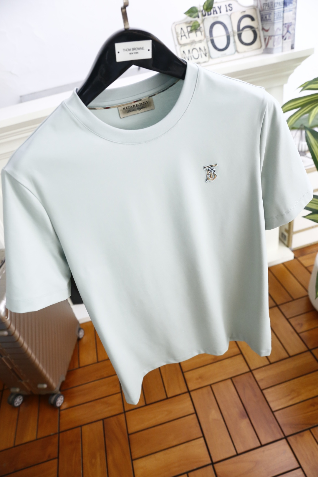 🔥巴宝丽.26夏季新品！时尚男士百搭圆领短袖T恤采用经典基础版型设计，左胸点缀品牌标识👍低调彰显格调。利