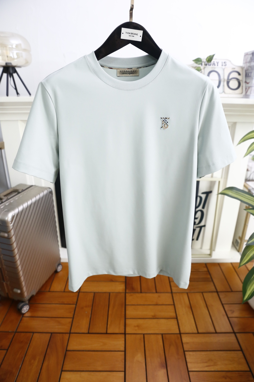 🔥巴宝丽.26夏季新品！时尚男士百搭圆领短袖T恤采用经典基础版型设计，左胸点缀品牌标识👍低调彰显格调。利