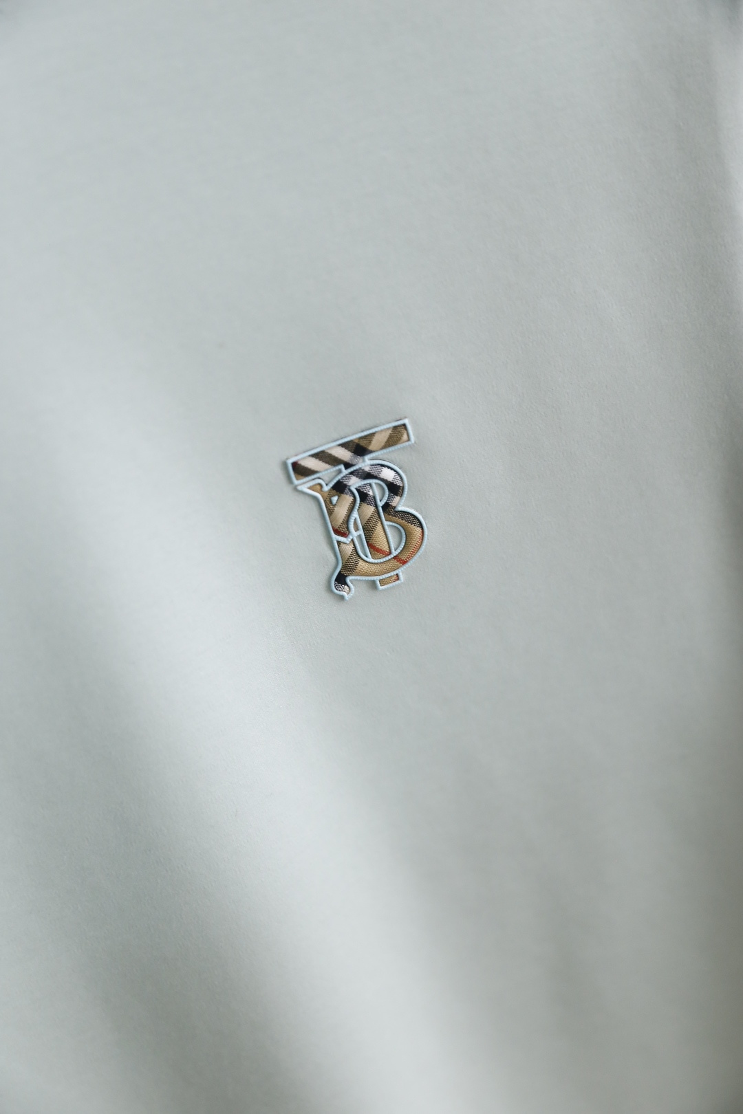 🔥巴宝丽.26夏季新品！时尚男士百搭圆领短袖T恤采用经典基础版型设计，左胸点缀品牌标识👍低调彰显格调。利