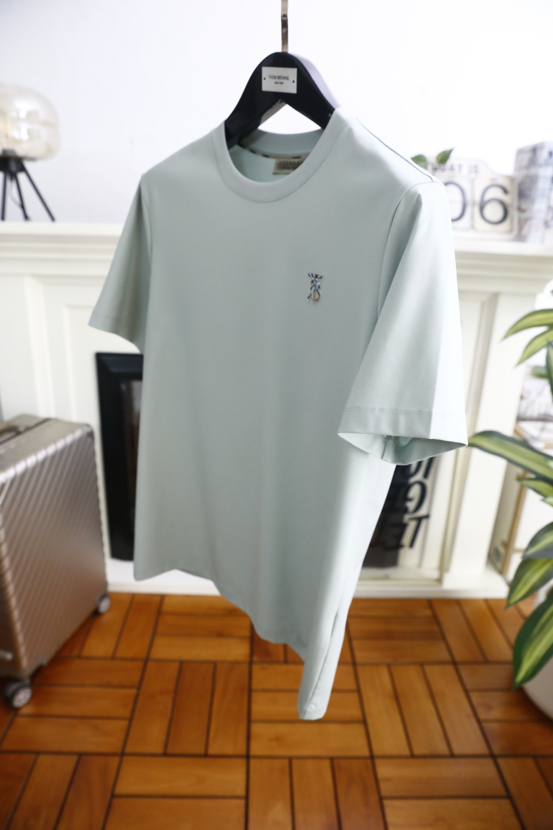 🔥巴宝丽.26夏季新品！时尚男士百搭圆领短袖T恤采用经典基础版型设计，左胸点缀品牌标识👍低调彰显格调。利