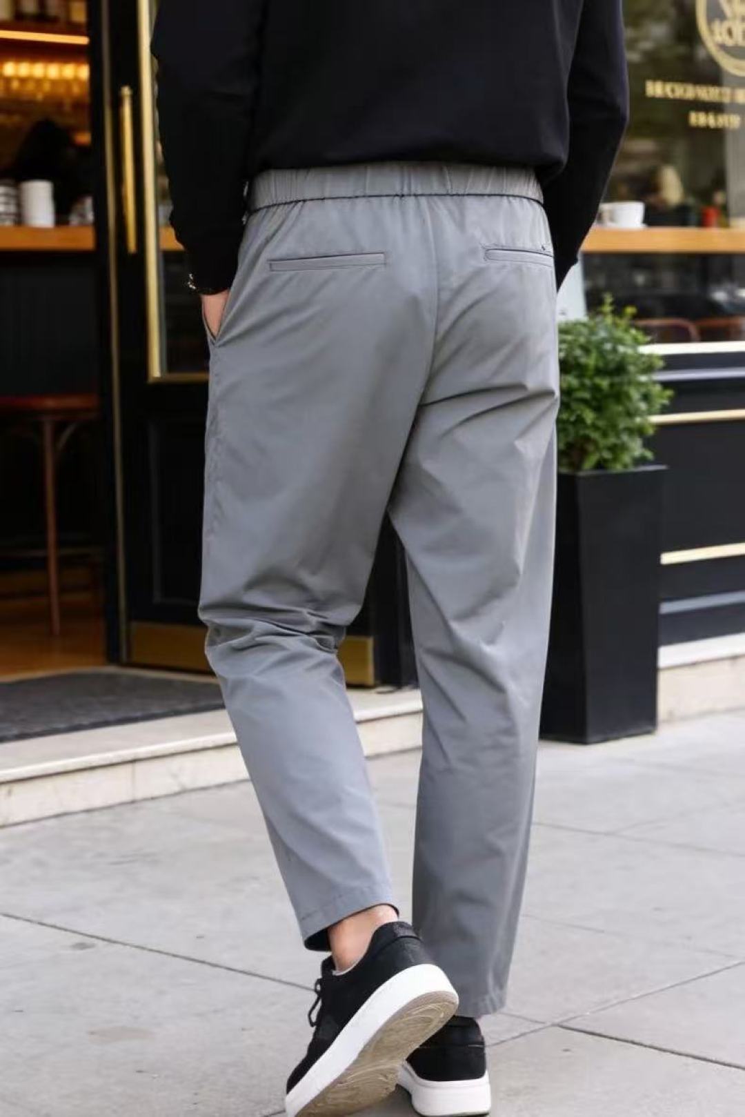 NO:773447,LP. 26 new summer products!  Fashionable men's thin casual pants are designed with an elastic waistband, which combines comfort and neatness. They are non-restrictive and fit the waistline. The back waist is equipped with two flat patch pockets and is embellished with a low-key metal brand logo on one side. It is simple and has hidden details. The pants are neatly straight-cut, with smooth lines and no drag, which can modify the leg shape and adapt to a variety of body shapes. The overall style is simple and versatile, whether it is daily casual or light business occasions, it can be easily matched to create a clean and neat look!  Sizes 30-38, 35 available!  Ships next day!  ,,loro piana,19860909LP. 26夏季新品！时尚男士薄款休闲裤采用松紧腰头设计,兼顾舒适与利落感,无束缚感且贴合腰线.后腰配备两个平整的贴袋,一侧点缀低调的金属品牌标识,简约中暗藏细节.裤型为利落的直筒剪裁,线条流畅不拖沓,能修饰腿型,适配多种身形.整体风格简约百搭,无论是日常休闲还是轻商务场合,都能轻松搭配出干净利落的造型！尺码30-38,有35！隔天出货！,,loro piana,,Men's clothing