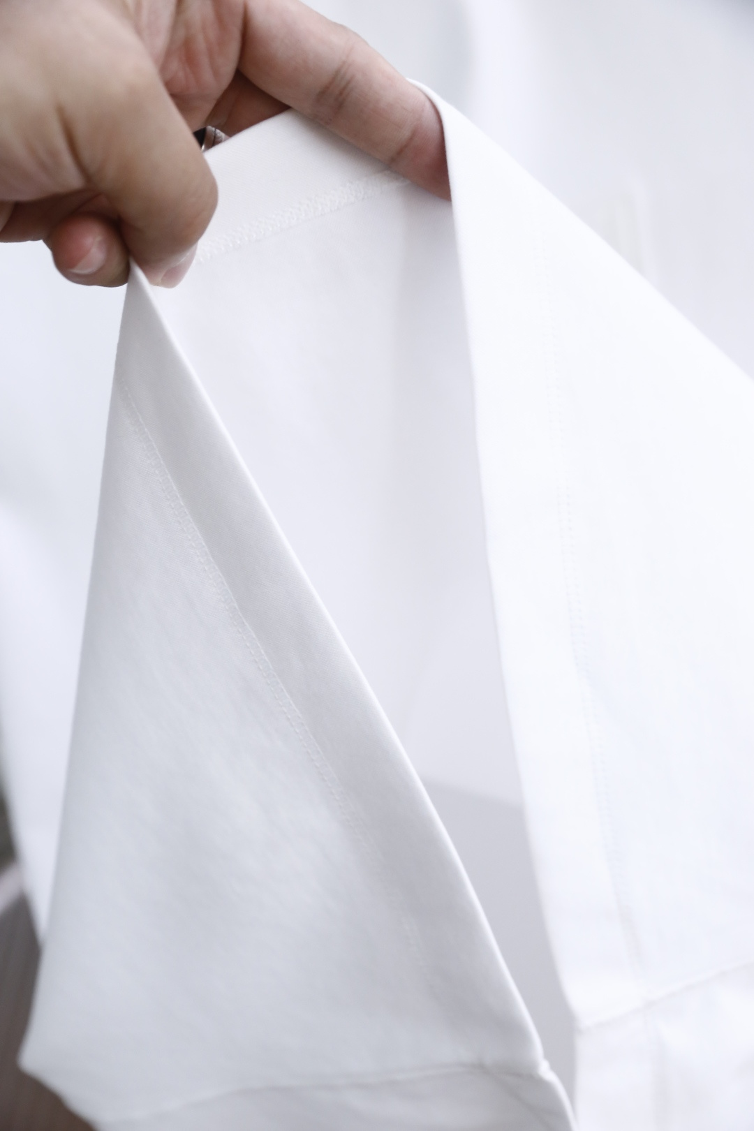 🔥芬迪.26夏季新品！时尚男士圆领短袖T恤👍整体版型简约利落，线条干净流畅。胸前品牌字母LOGO元素低调