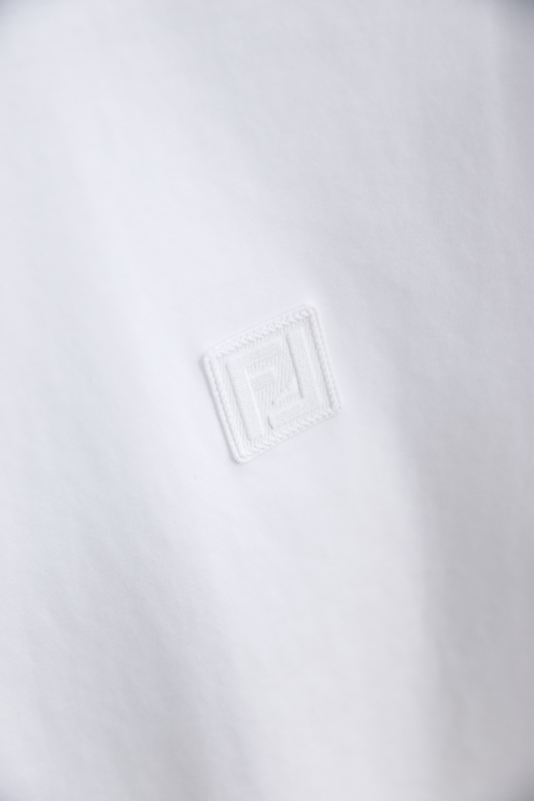 🔥芬迪.26夏季新品！时尚男士圆领短袖T恤👍整体版型简约利落，线条干净流畅。胸前品牌字母LOGO元素低调