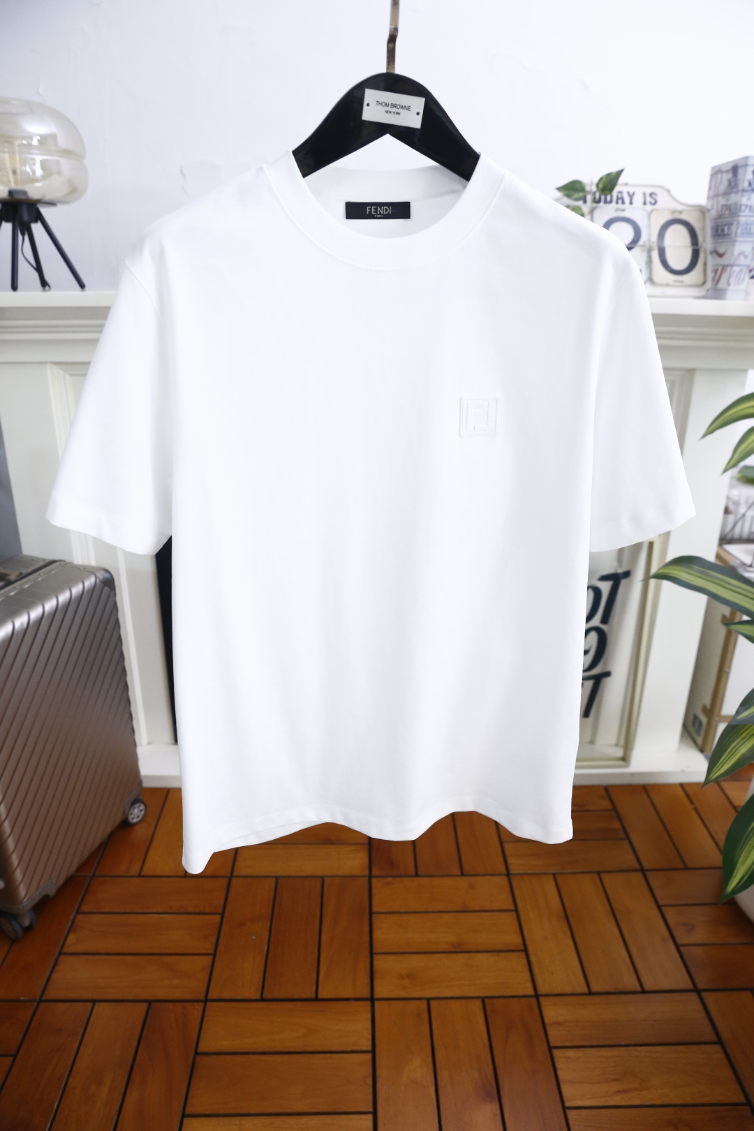 🔥芬迪.26夏季新品！时尚男士圆领短袖T恤👍整体版型简约利落，线条干净流畅。胸前品牌字母LOGO元素低调