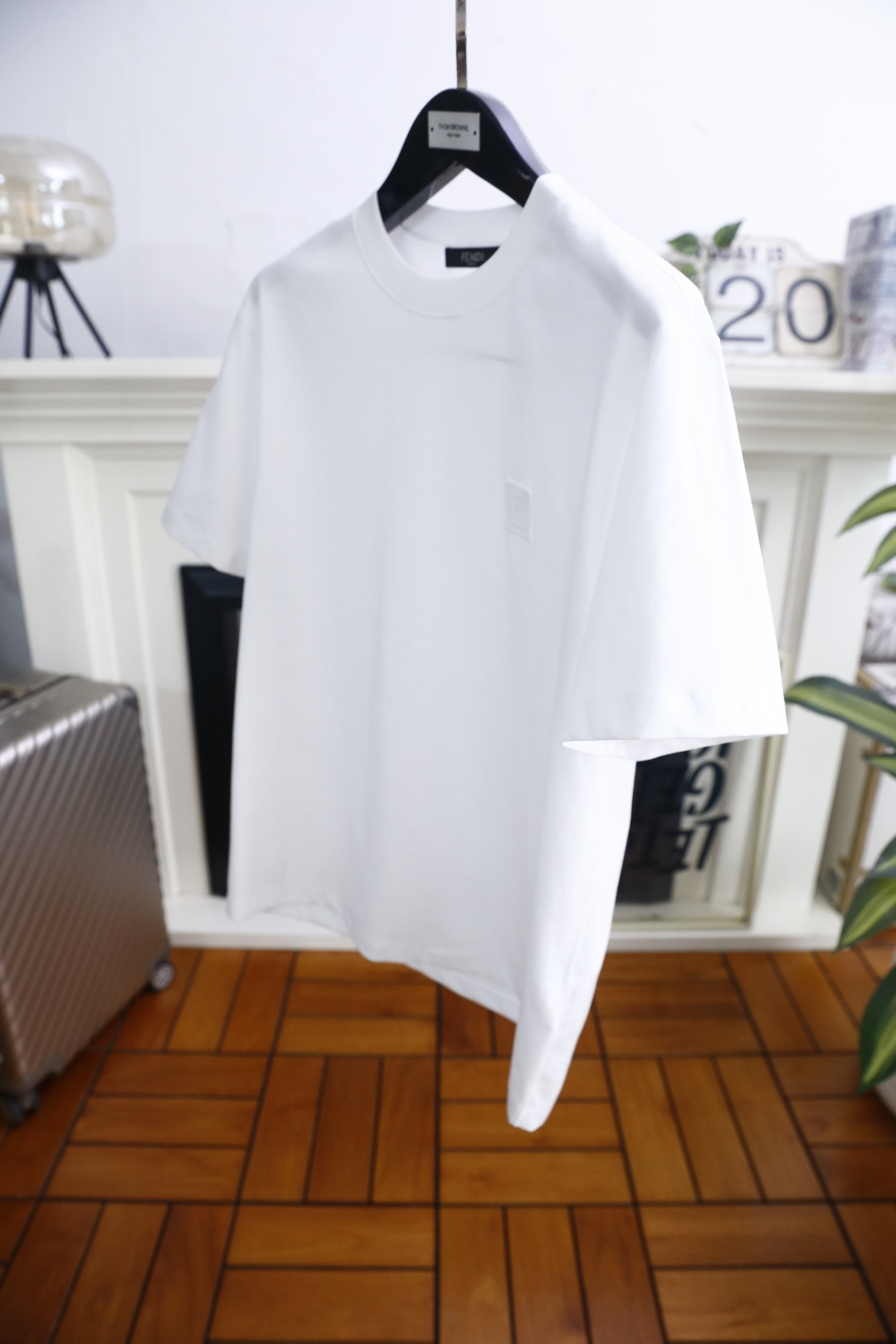 🔥芬迪.26夏季新品！时尚男士圆领短袖T恤👍整体版型简约利落，线条干净流畅。胸前品牌字母LOGO元素低调