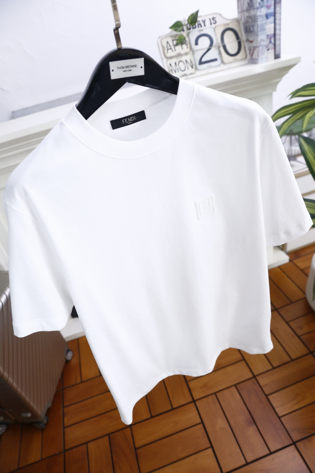 🔥芬迪.26夏季新品！时尚男士圆领短袖T恤👍整体版型简约利落，线条干净流畅。胸前品牌字母LOGO元素低调