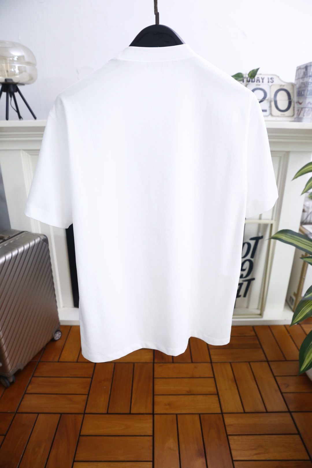 🔥芬迪.26夏季新品！时尚男士圆领短袖T恤👍整体版型简约利落，线条干净流畅。胸前品牌字母LOGO元素低调