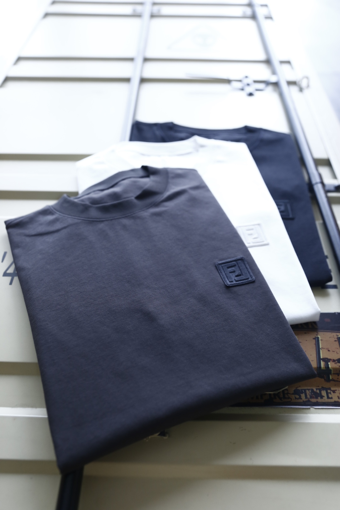 🔥芬迪.26夏季新品！时尚男士圆领短袖T恤👍整体版型简约利落，线条干净流畅。胸前品牌字母LOGO元素低调