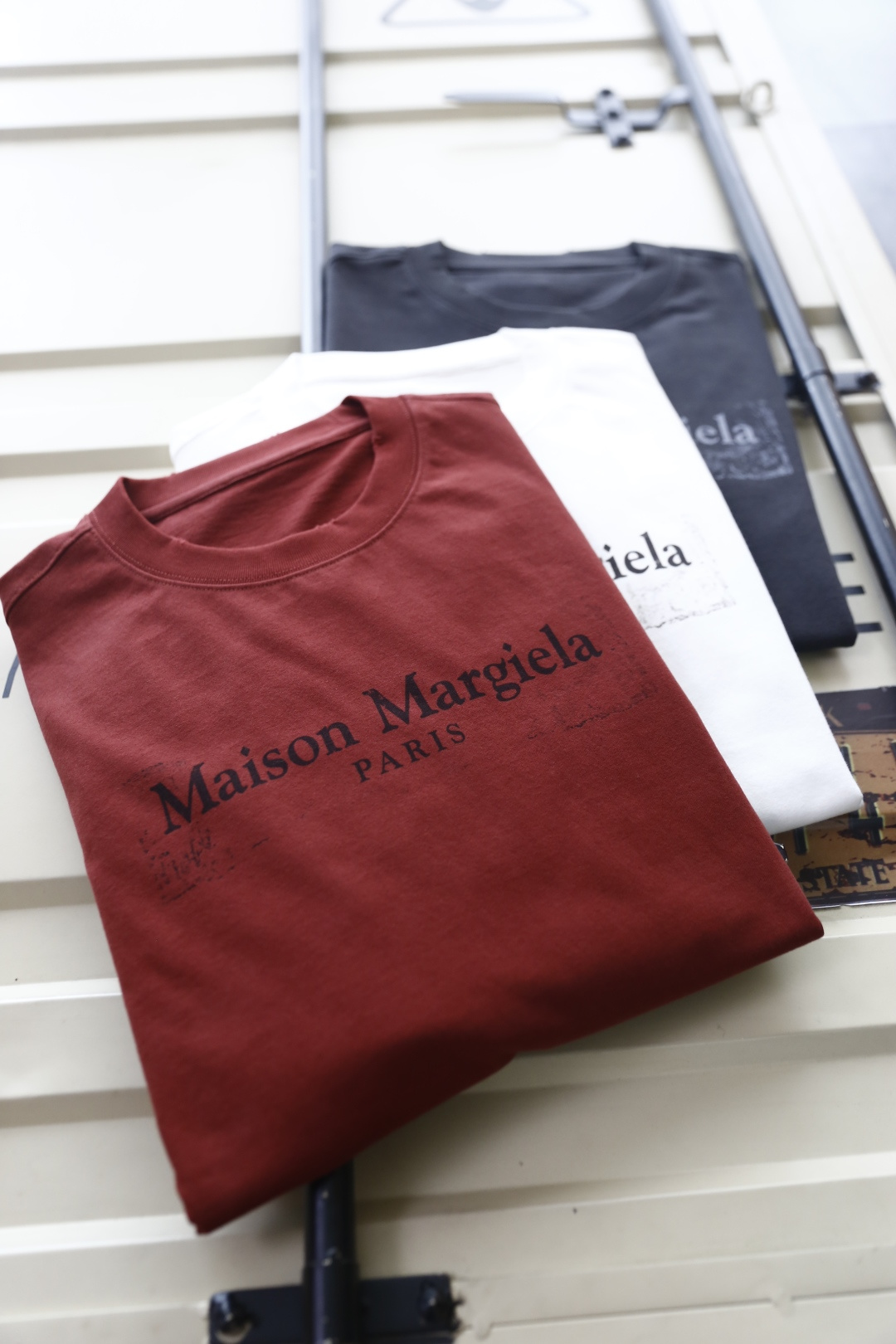 🔥马丁马吉拉.26夏季新品！时尚男士宽松百搭短袖圆领T恤，整体宽松版型简约利落，领口做工规整。胸前印有品